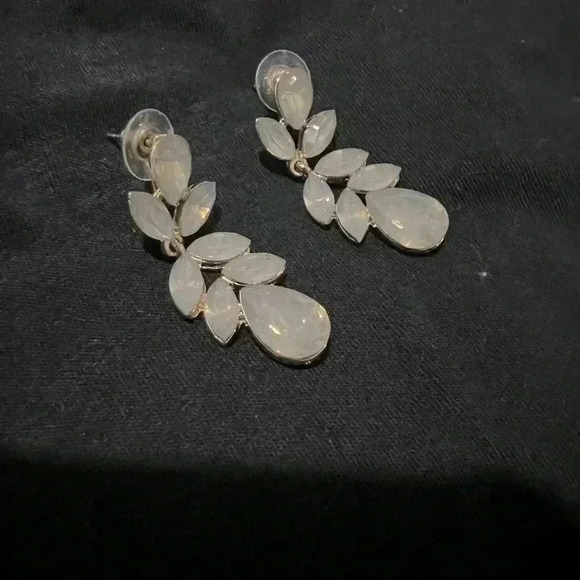 👰‍♀️👰‍♀️ BRIDAL/BRIDESMAID OPAL TONED EARRINGS 1.5 INCH DROP - Picture 2 of 3